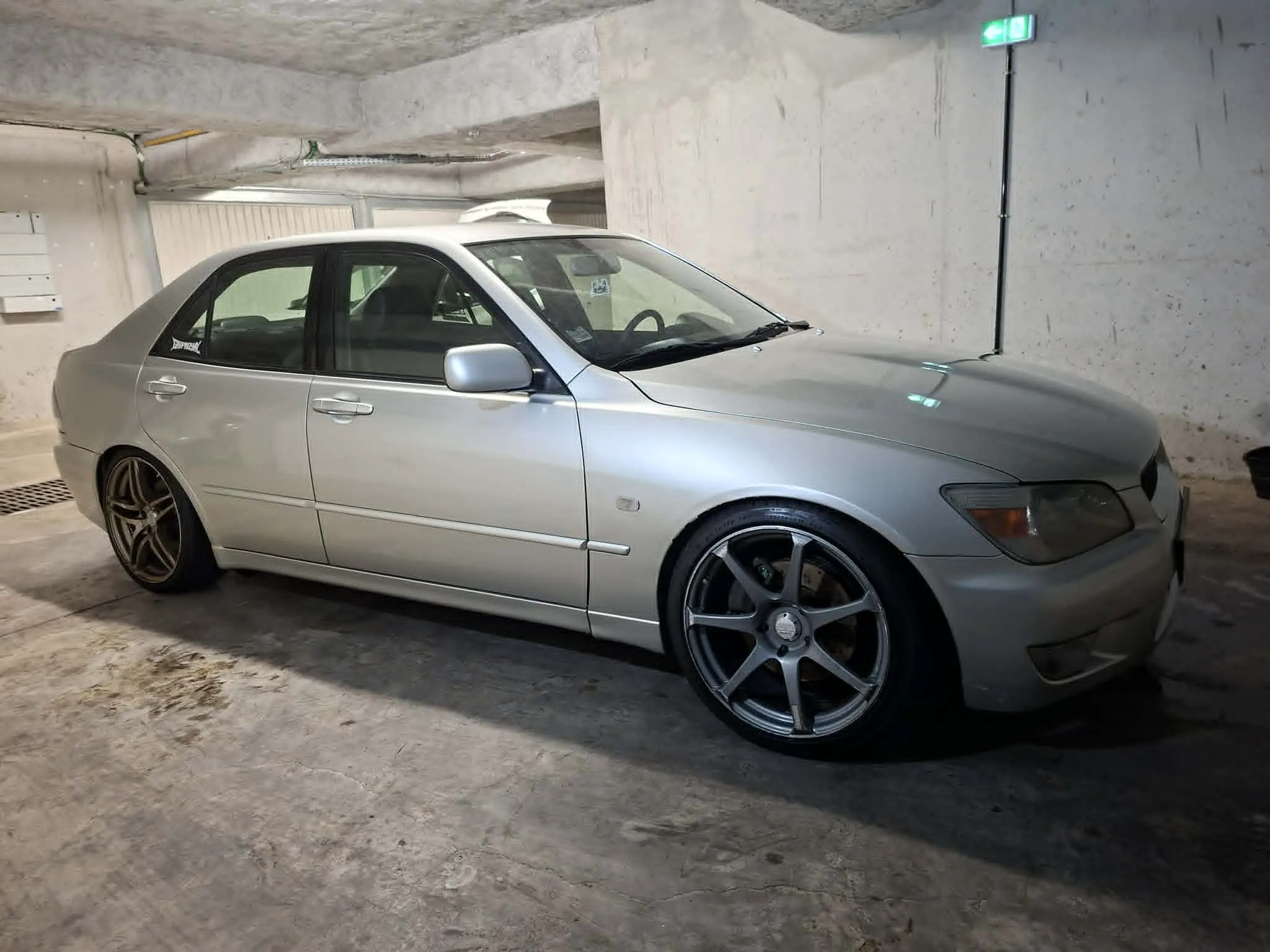 Lexus IS préparée par Manser Services en box de nettoyage