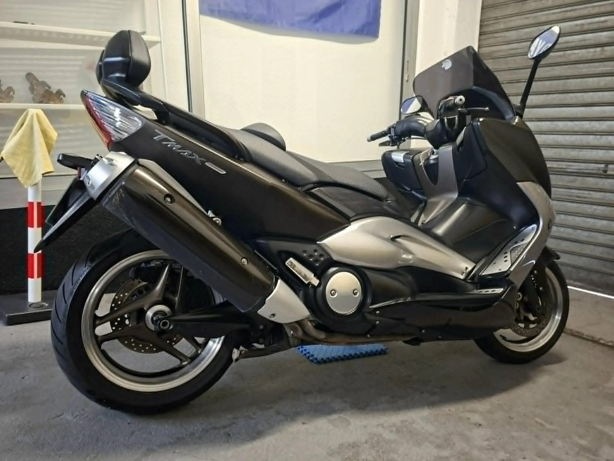 Scooter Yamaha TMax vue arrière après entretien